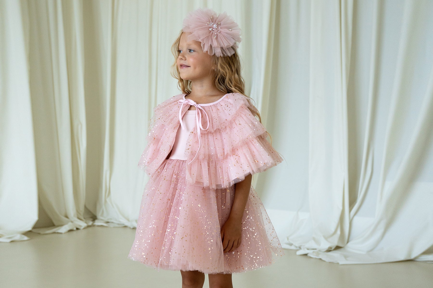 Taçlar, Tüller ve Renkler: Kızınızın Stilini Tamamlayacak Saç Modelleri ve Aksesuarlar